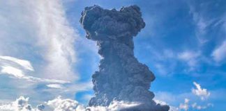 Volcán Sinabung de Indonesia entra en erupción