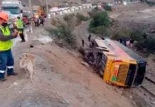 Un muerto y ocho heridos tras volcarse un bus en Perú peru, volcamiento, bus, carretera, muerto, heridos, autoridades,