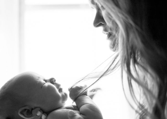 europa, inglaterra, prisión, madre, bebé,