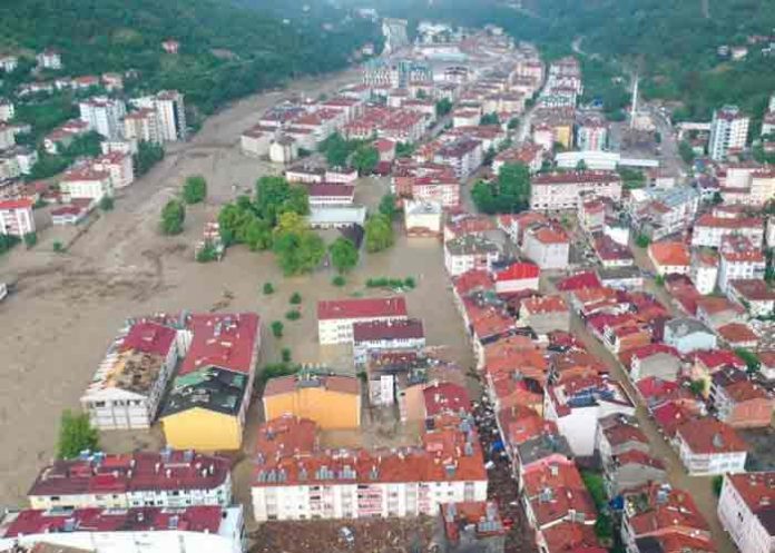 Ascienden a 17 los muertos por inundaciones en el norte de Turquía