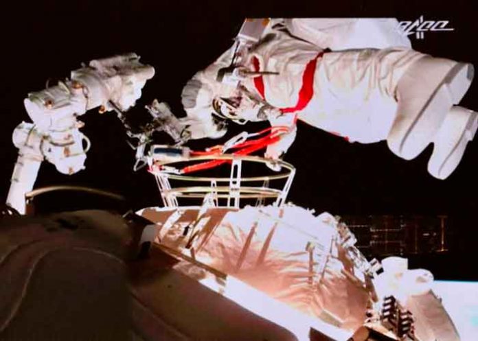 Astronautas chinos realizan una nueva caminata especial