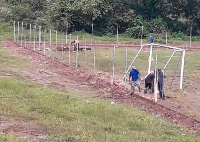 3 Presentan avances de la construcción del estadio de fútbol Harintom Garay en Río Blanco