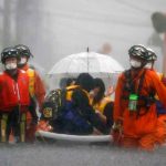Lluvias torrenciales en Japón causan 6 muertos y 4.000 hogares dañados Personas que han sido trasladadas por las lluvias torrenciales en Japón