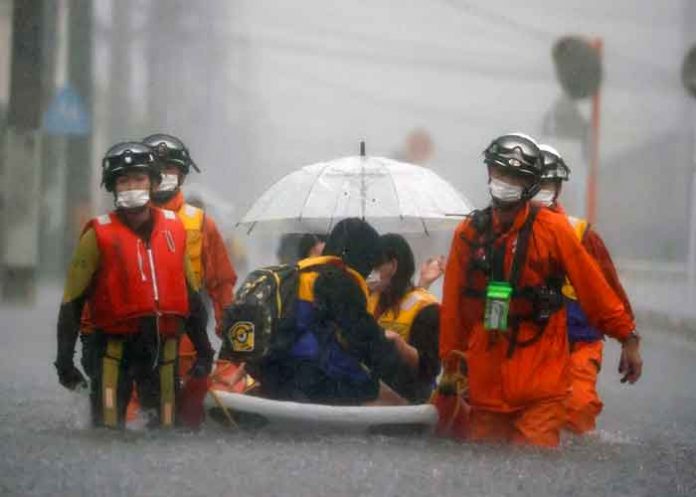 Personas que han sido trasladadas por las lluvias torrenciales en Japón