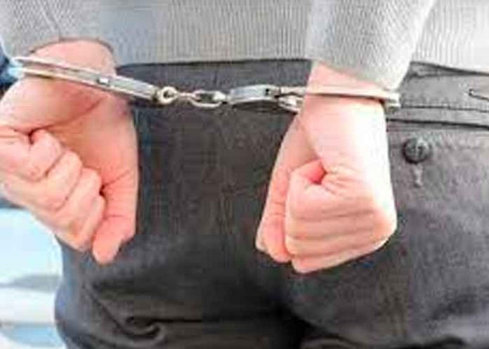 Una persona arrestada por cometer delitos