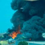 Incendio consume almacén de materiales plásticos en Dubái Nubes de humo negro tras un incendio en un almacén en Dubái