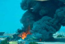Nubes de humo negro tras un incendio en un almacén en Dubái