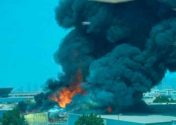 Nubes de humo negro tras un incendio en un almacén en Dubái