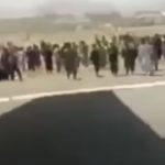 Un hombre se graba aferrado a un avión despegando en Kabul El hombre graba mientras el avión se eleva