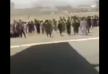 El hombre graba mientras el avión se eleva