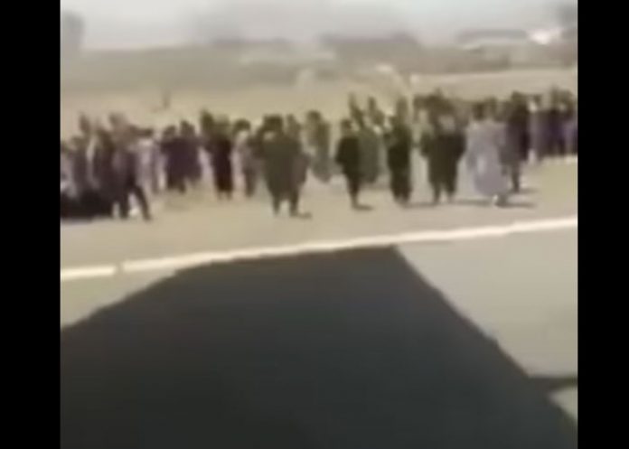 El hombre graba mientras el avión se eleva