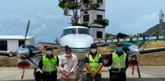 Policía presentan a hombre detenido en el caso de narcoavioneta
