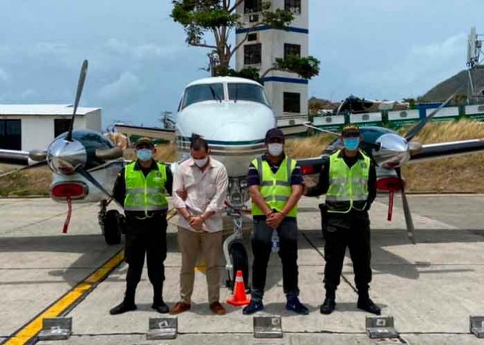 Policía presentan a hombre detenido en el caso de narcoavioneta