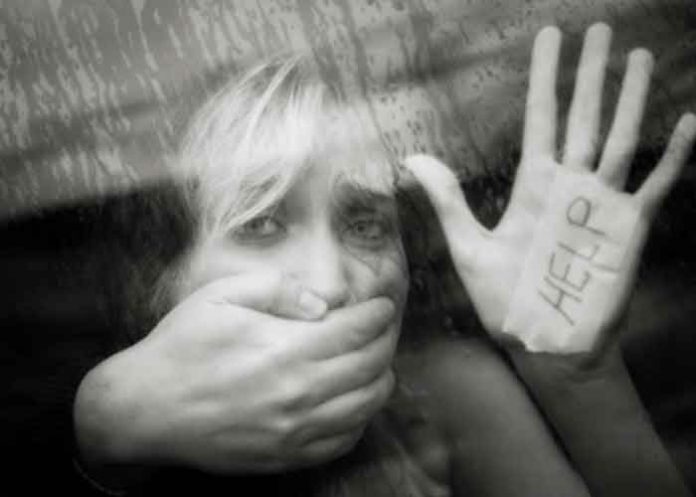 NIÑA1} Niña sufre abuso sexual en albergues