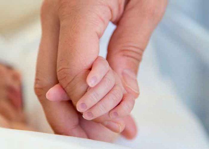 NIÑA2 Manito de una bebé recien nacida