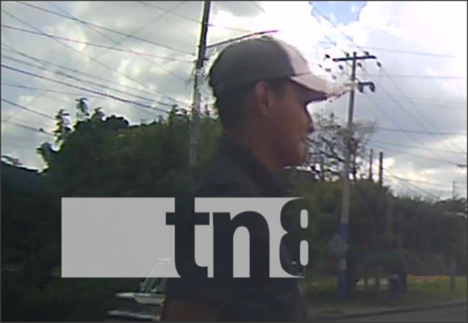 Snap 2021-08-07 at 15.08.58 Momento en el que un ladrón, aprovecha que el semáforo está en rojo, para dejar sin celular a una usuaria