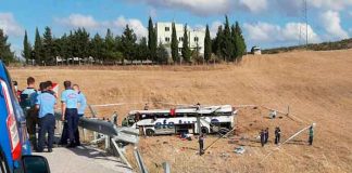 Al menos 14 muertos y 18 heridos al volcarse un autobús en Turquía