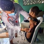 Familias del barrio Santa Rosa son beneficiadas con feria de la salud