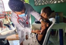 Familias del barrio Santa Rosa son beneficiadas con feria de la salud