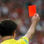 Árbitro sacó una pistola en vez de «tarjeta roja» para defenderse Árbitro sacó una pistola en vez de "tarjeta roja" para defenderse