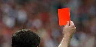Árbitro sacó una pistola en vez de "tarjeta roja" para defenderse