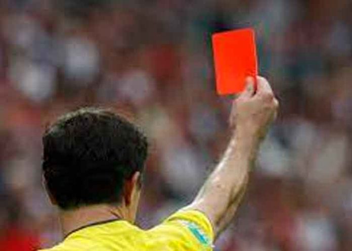 Árbitro sacó una pistola en vez de 