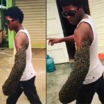 Un joven sorprende al trasladar una colmena abejas en su brazo (VIDEO)