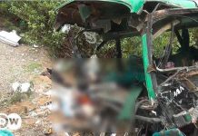 16 personas murieron tras caer un autobús por un precipicio en Perú 16 personas murieron tras caer un autobús por un precipicio en Perú