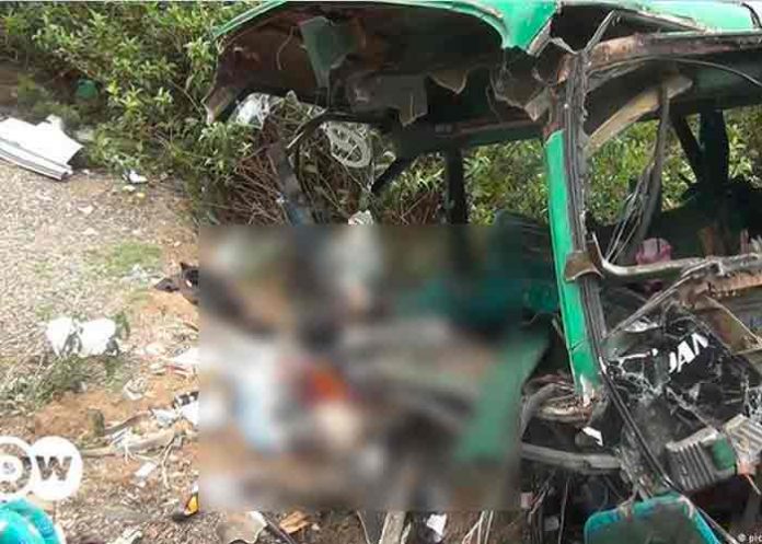 acc-peru- 16 personas murieron tras caer un autobús por un precipicio en Perú