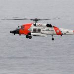 Mueren 6 personas en accidente de avión turístico en Alaska Un helicóptero de la Guardia Costera de EE. UU. Sobrevuela los barcos (Foto AP / Denis Poroy)