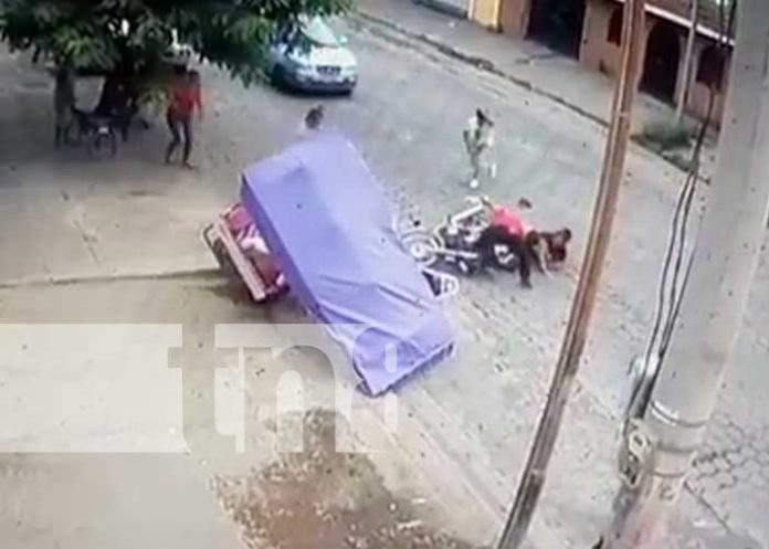 Momento de un accidente de tránsito con caponera en Managua