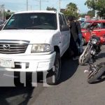 «No pudo esquivarlo»: Motociclista choca con una camioneta y termina golpeado "No pudo esquivarlo": Motociclista choca con una camioneta y termina golpeado / FOTO / TN8