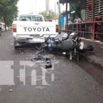 La mala maniobra de un taxista casi mata a un motorizado en Managua La mala maniobra de un taxista casi mata a un motorizado en Managua / FOTO / TN8