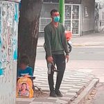 Viral: Niña hace su tarea en la calle, mientras su papá limpia carros en Argentina Viral: Niña hace su tarea en la calle, mientras su papá limpia carros