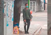 Viral: Niña hace su tarea en la calle, mientras su papá limpia carros en Argentina Viral: Niña hace su tarea en la calle, mientras su papá limpia carros