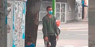 Viral: Niña hace su tarea en la calle, mientras su papá limpia carros