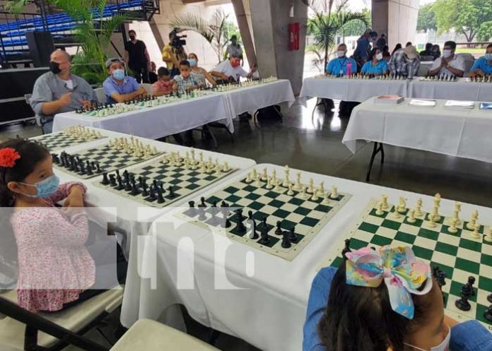 Martín Guevara se enfrenta a 50 personas en simultánea de ajedrez