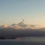 Tres volcanes en Alaska se encuentran en diversos estados de erupción Imagen del volcán Pavlof en erupción / Observatorio de Volcanes de Alaska / AP