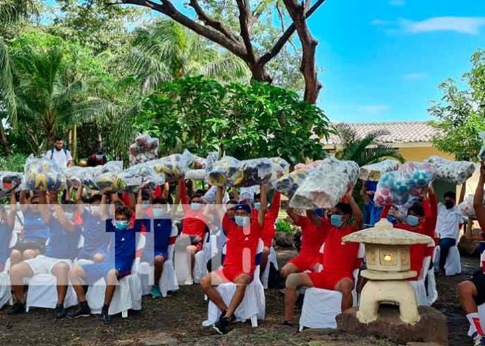 Entregan materiales deportivos a la juventud nicaragüenses