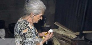 Anciana de Managua solicita ayuda para componer su casa