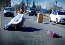 Macabro: Ataúd cae de un carro fúnebre y el cadáver queda en plena calle Macabro: Ataúd cae de un carro fúnebre y el cadáver queda en plena calle