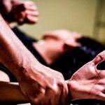 ¡Aberrante! Entraron a robar y violan entre tres a una joven argentina ¡Aberrante! Entraron a robar y violan entre tres a una joven argentina
