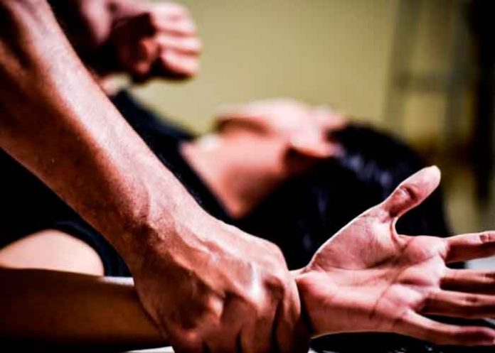 argentina1 ¡Aberrante! Entraron a robar y violan entre tres a una joven argentina