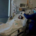 Confirman la primera muerte por la variante Delta en Argentina Enfermera atendiendo a un paciente con la variante Delta