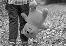 Un niño con un peluche