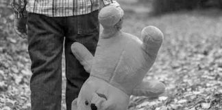 Un niño con un peluche