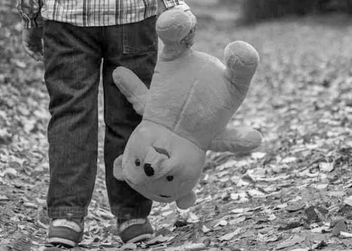 Un niño con un peluche