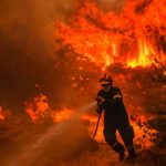 Bomberos sofocan las llamas de los incendio en Atenas