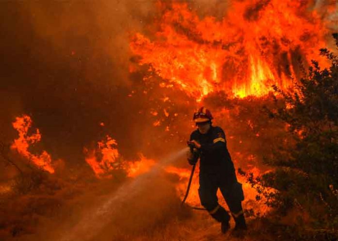 Bomberos sofocan las llamas de los incendio en Atenas