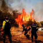 Bomberos continúan trabajando contra un incendio descontrolado